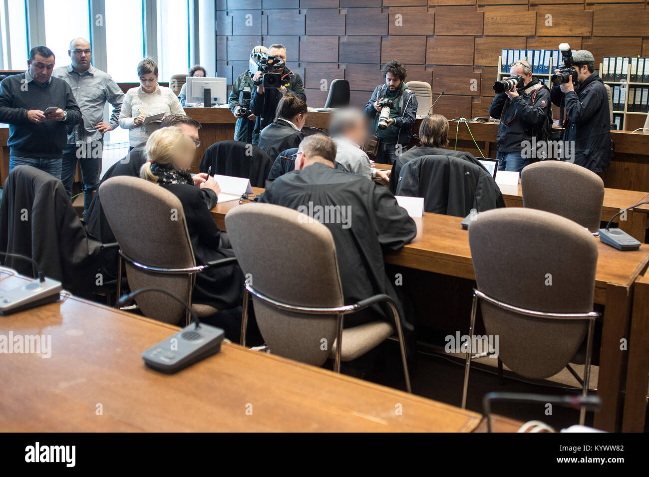 Cologne, Allemagne. 17 Jan, 2018. Les participants à l'essai sur l'effondrement de l'Archive de la ville de Cologne, debout dans une salle du tribunal de district de Cologne, Allemagne, 17 janvier 2018. Cinq personnes sont accusées d'homicide par imprudence et la pratique de construction dangereux. Ils sont accusés d'avoir couper les coins pendant la construction de la nouvelle station de métro. Défauts de construction est pensé pour avoir mener au collpase de l'archive, le 03 mars 2009. ATTENTION : l'accusé ont été faits méconnaissable en raison de préoccupations concernant la protection des renseignements personnels. Credit : Federico Gambarini/dpa/Alamy Live News Banque D'Images