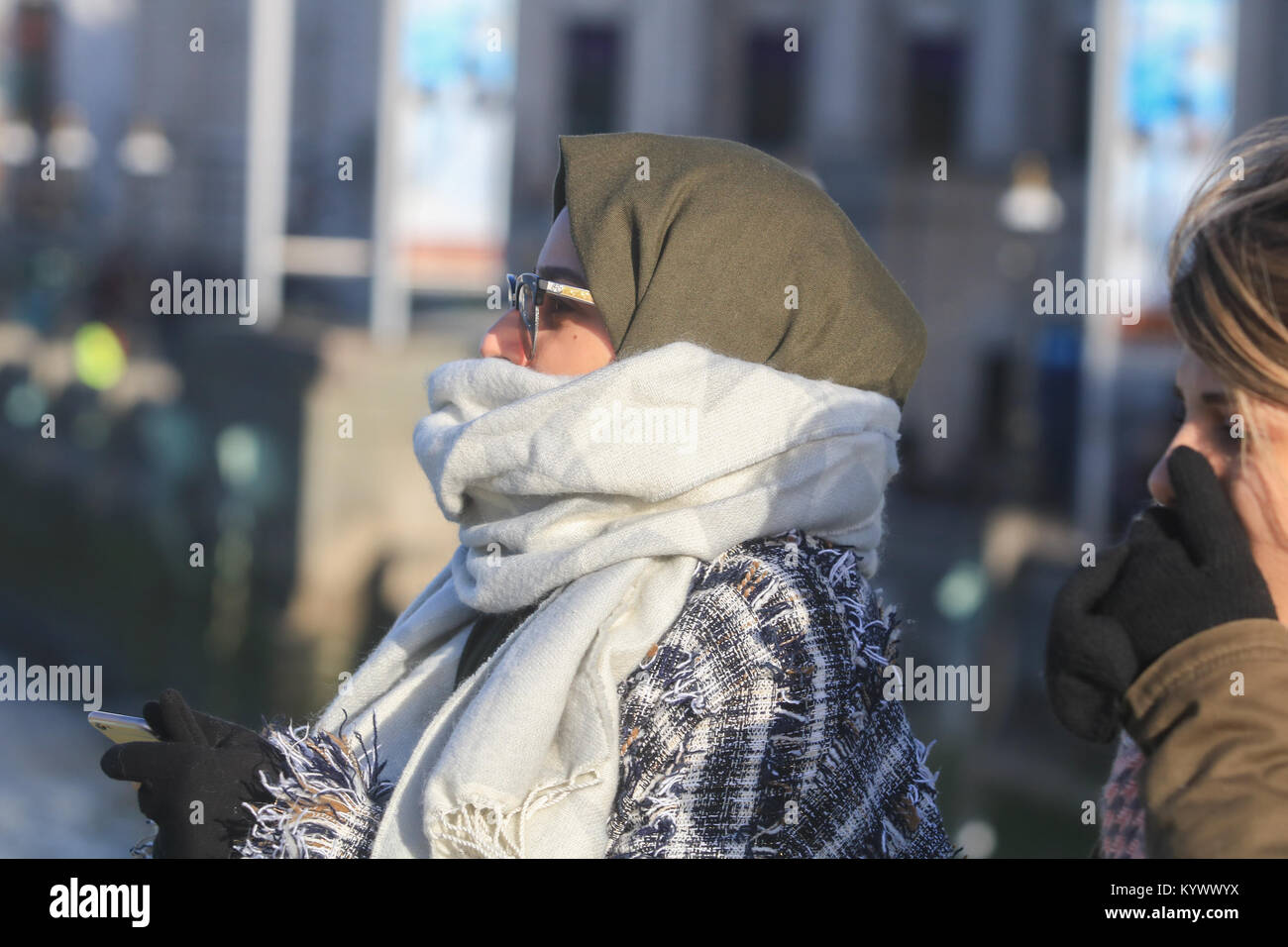 Londres, Royaume-Uni. 17 Jan, 2018. Les piétons bataille le froid et venteux de Westminster Bridge causées par l'Orage Fionn lors d'une journée ensoleillée avec la baisse des températures à 6 degrés Crédit : amer ghazzal/Alamy Live News Banque D'Images