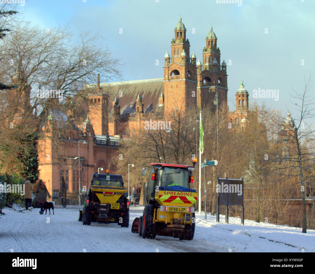 Glasgow, Scotland, UK 17 janvier. Fionn tempête de neige en Glasgow fait place à la lumière du soleil et un clair comme les gens à retourner au travail dans le parc de Kelvingrove, Glasgow, Royaume-Uni. Gérard Ferry/Alamy news Banque D'Images