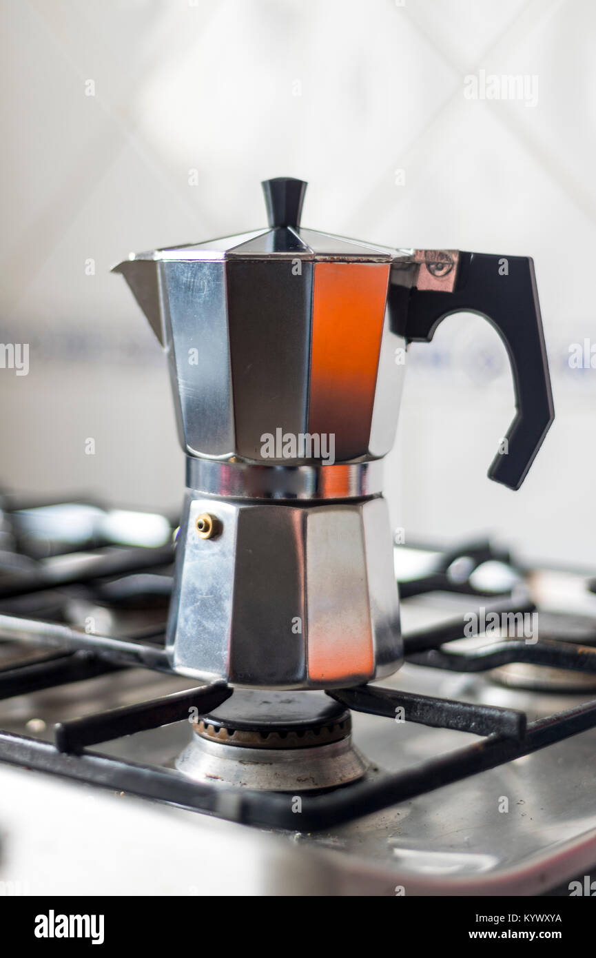 Machine à expresso café traditionnel sur une cuisinière à gaz Photo Stock -  Alamy