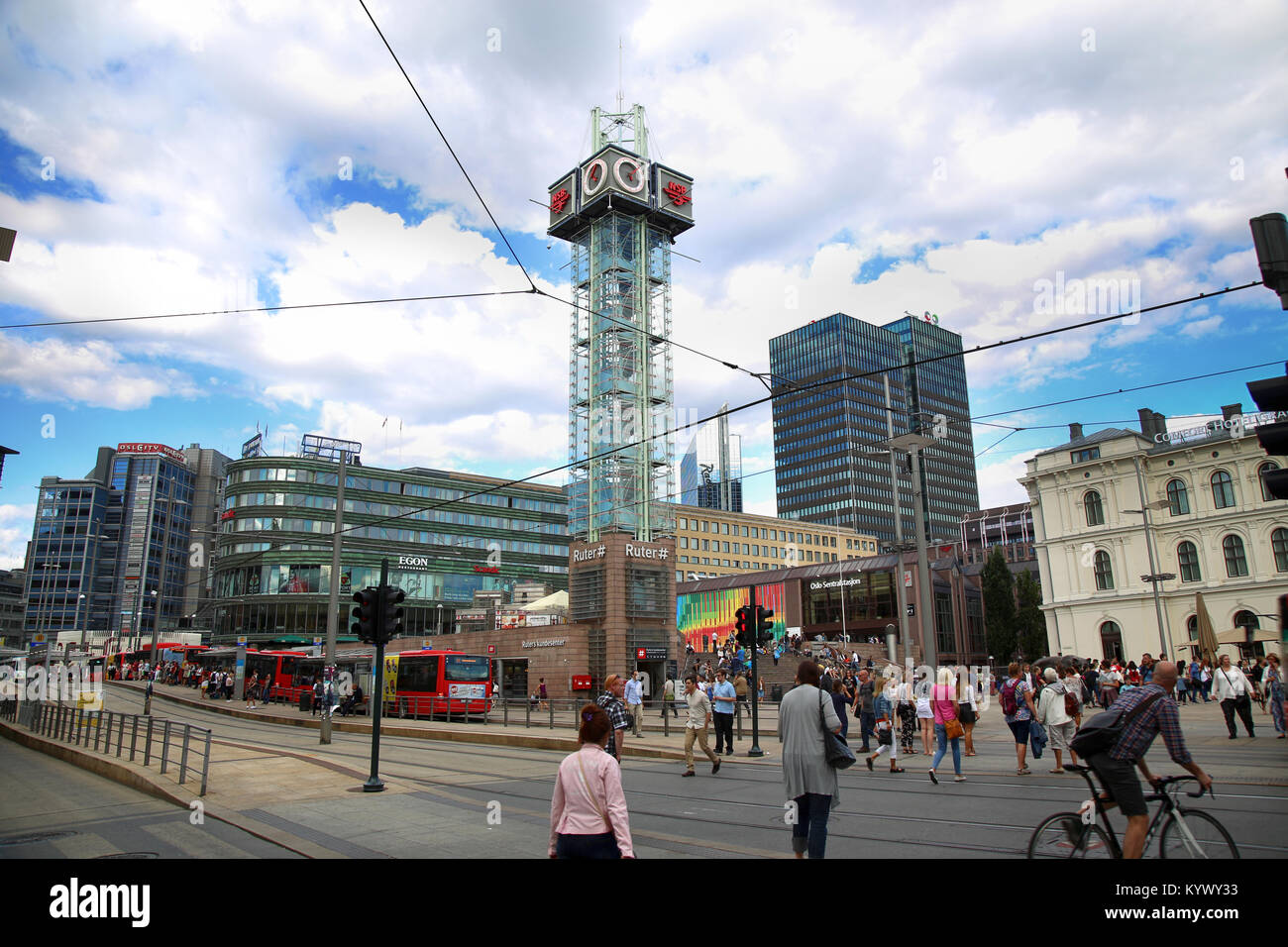 OSLO, Norvège - 18 août 2016 : People walking on magnifique Plaza en face de la gare centrale d'Oslo sur la belle journée ensoleillée à Oslo, en Norvège, le août 18,2016 Banque D'Images
