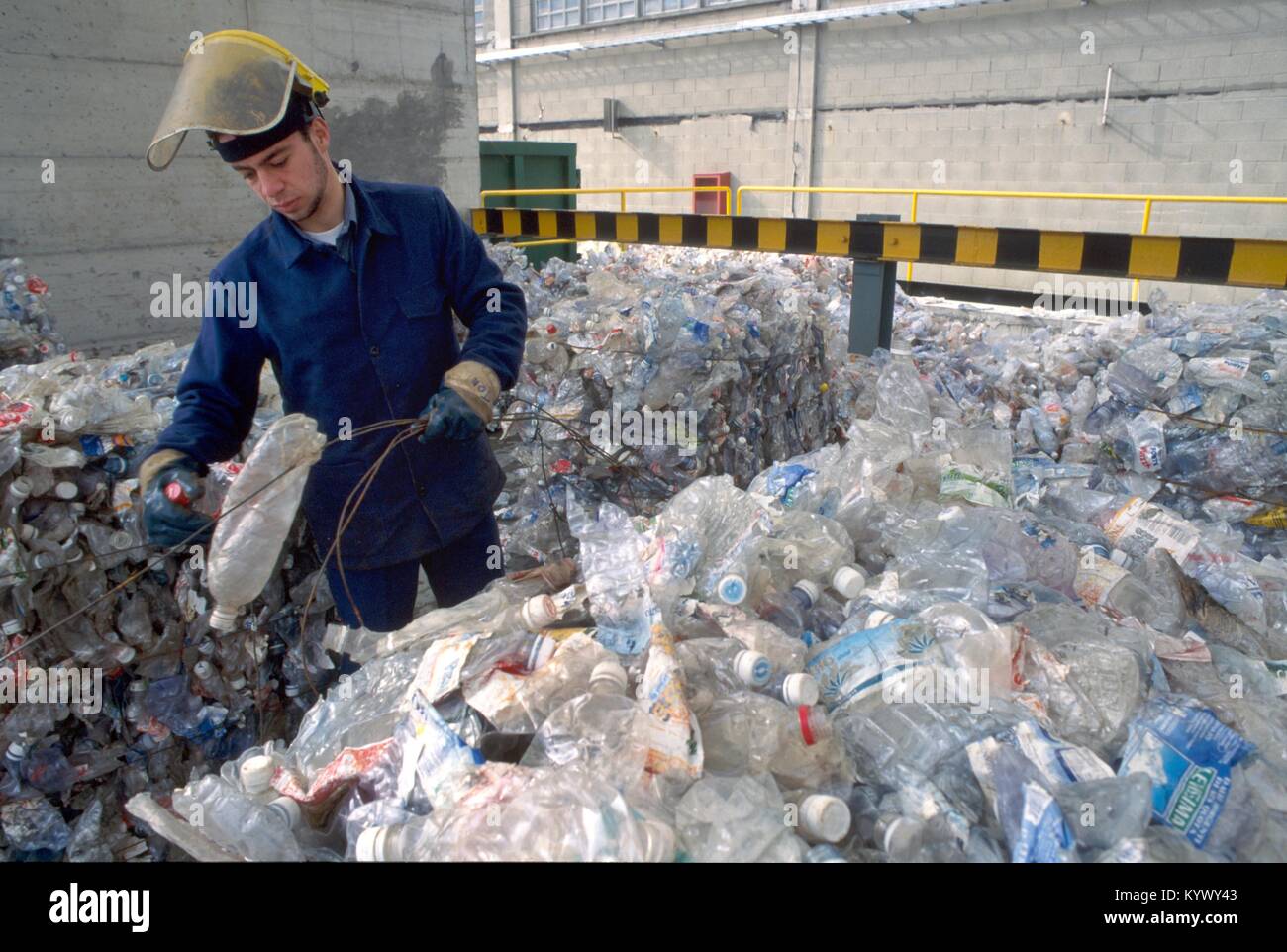 CO.RE.PLA , Italien Consortium National pour la collecte, le recyclage et la récupération des déchets d'emballages en plastique ; plante de Bollate pour le traitement des bouteilles en plastique et les canettes. Banque D'Images
