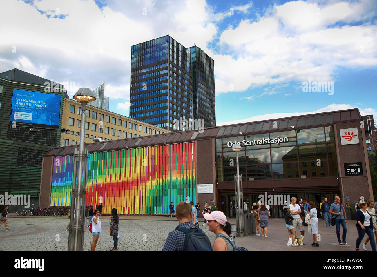 OSLO, Norvège - 18 août 2016 : personnes visitent la Gare Centrale d'Oslo (Oslo sentralstasjon : norvégien) est la principale gare de Oslo, Norvège sur circons Banque D'Images