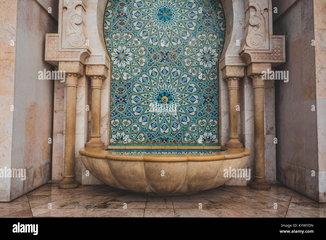 Mosquée Hassan II fontaine faite de mosaïque travailler à Casablanca, Maroc Banque D'Images