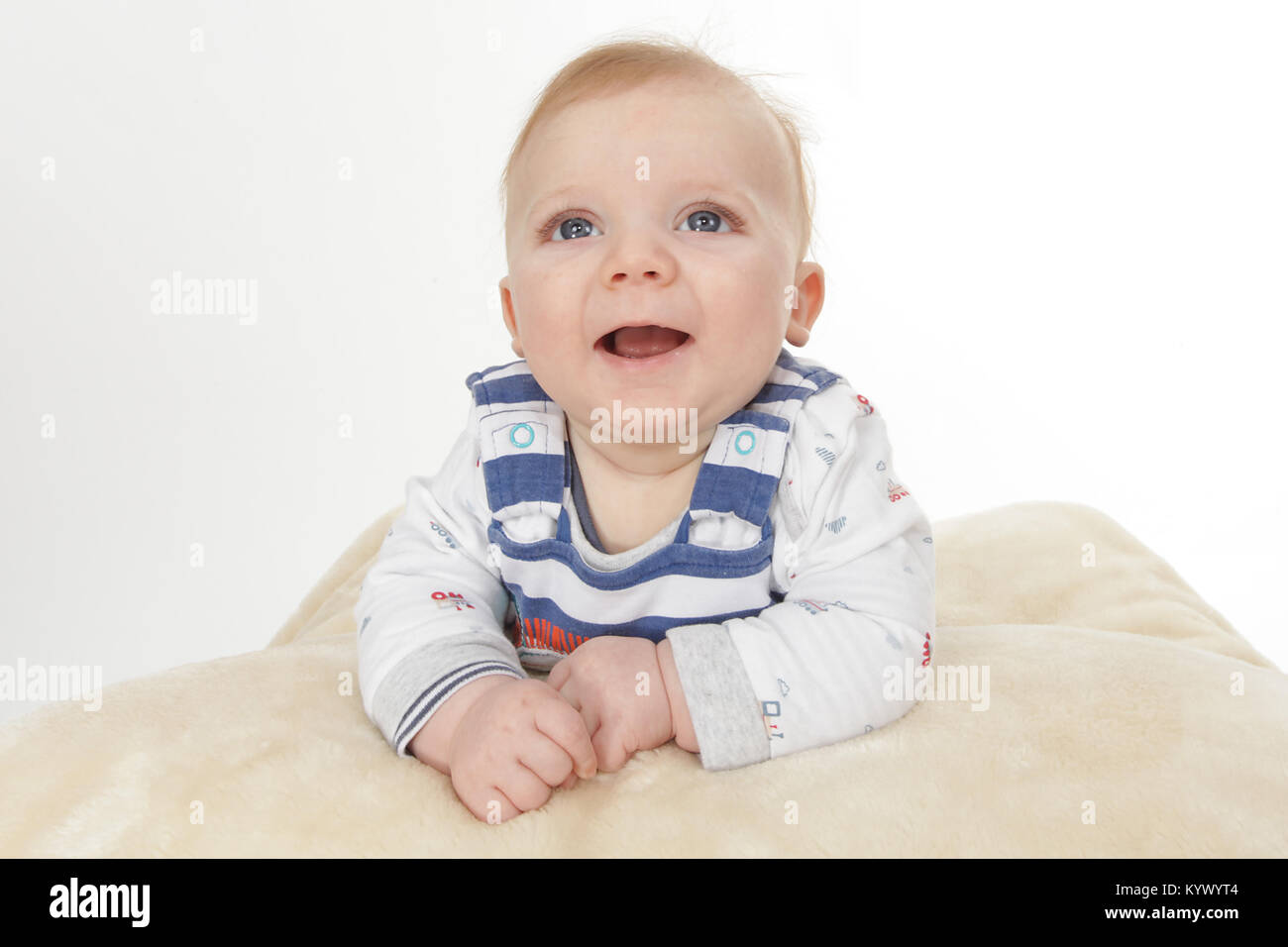 16 semaine baby boy explorer sur le doux tapis Banque D'Images