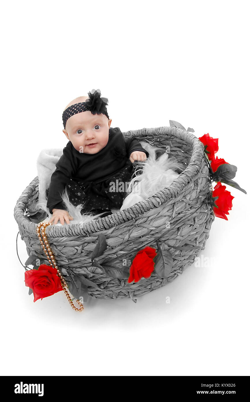 5 Mois Avec Bebe Fille En Robe Noire Assise Dans Un Panier Photo Stock Alamy