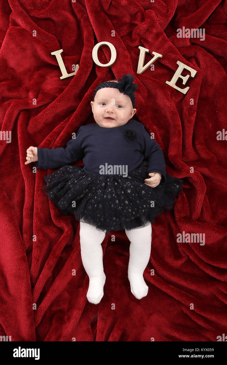 5 Mois Avec Bebe Fille En Robe Noire Se Detendre Sur Une Couverture Rouge Photo Stock Alamy 5 Mois Avec Bebe Fille En Robe Noire Se Detendre Sur Une Couverture Rouge Photo Stock Alamy