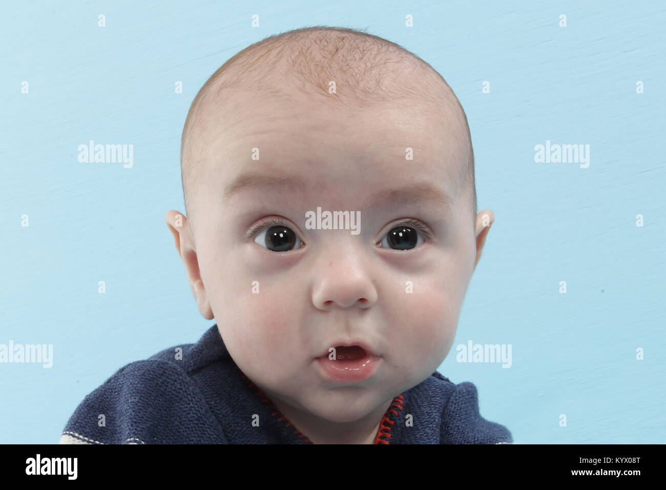 12 semaine Bébé garçon explorant sur soft couverture bleue Banque D'Images