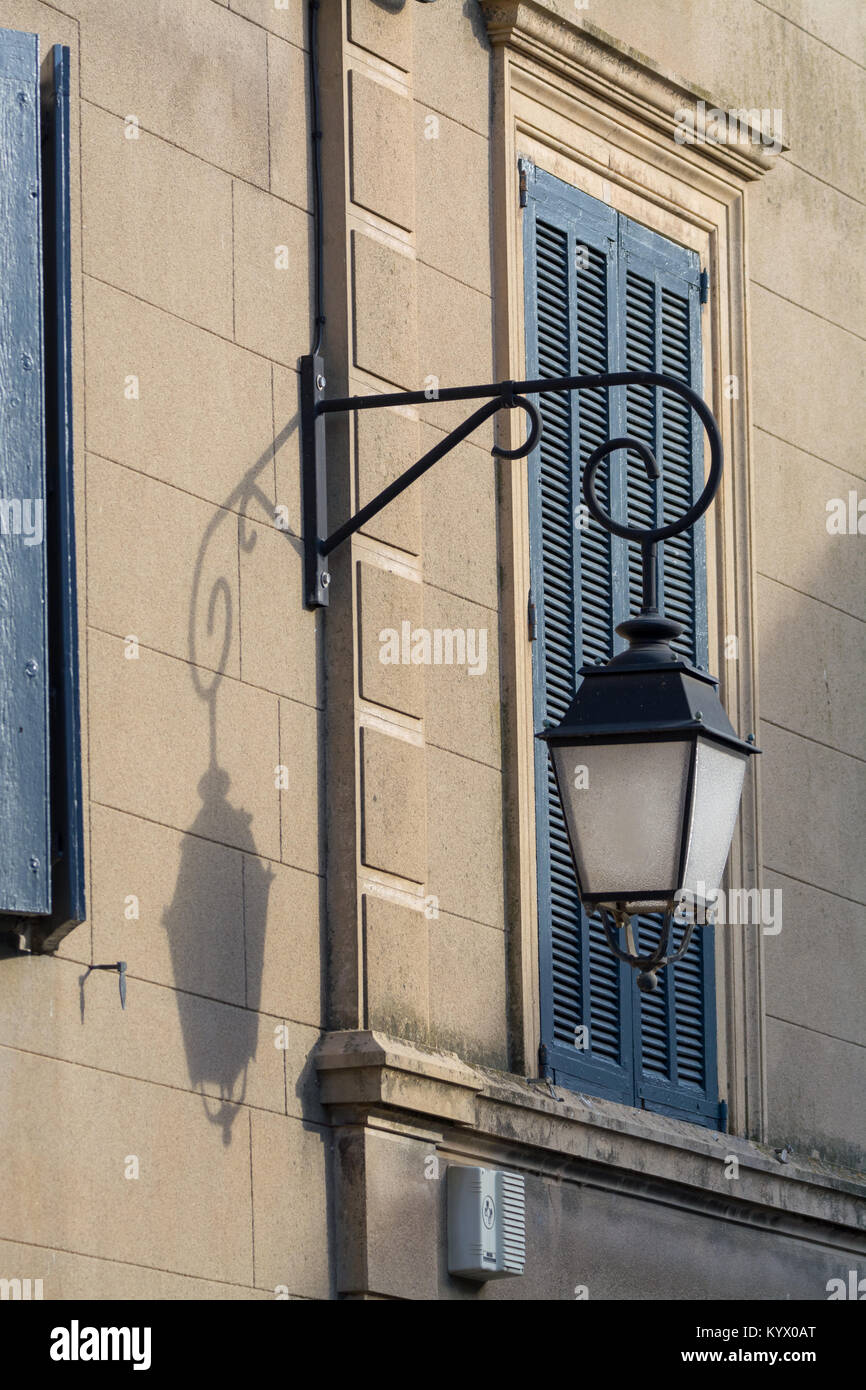 French style old vintage street light dans petit village de Provence, France Banque D'Images