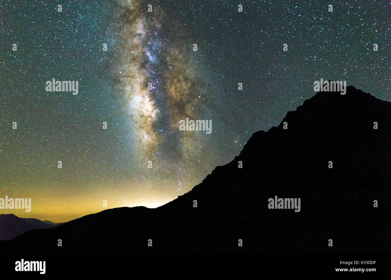 Voie Lactée vu de camping sur la Satsar Cachemire trek des grands lacs à Sonamarg, Jammu-et-Cachemire, en Inde. Ciel plein d'étoiles, l'astronomie Banque D'Images