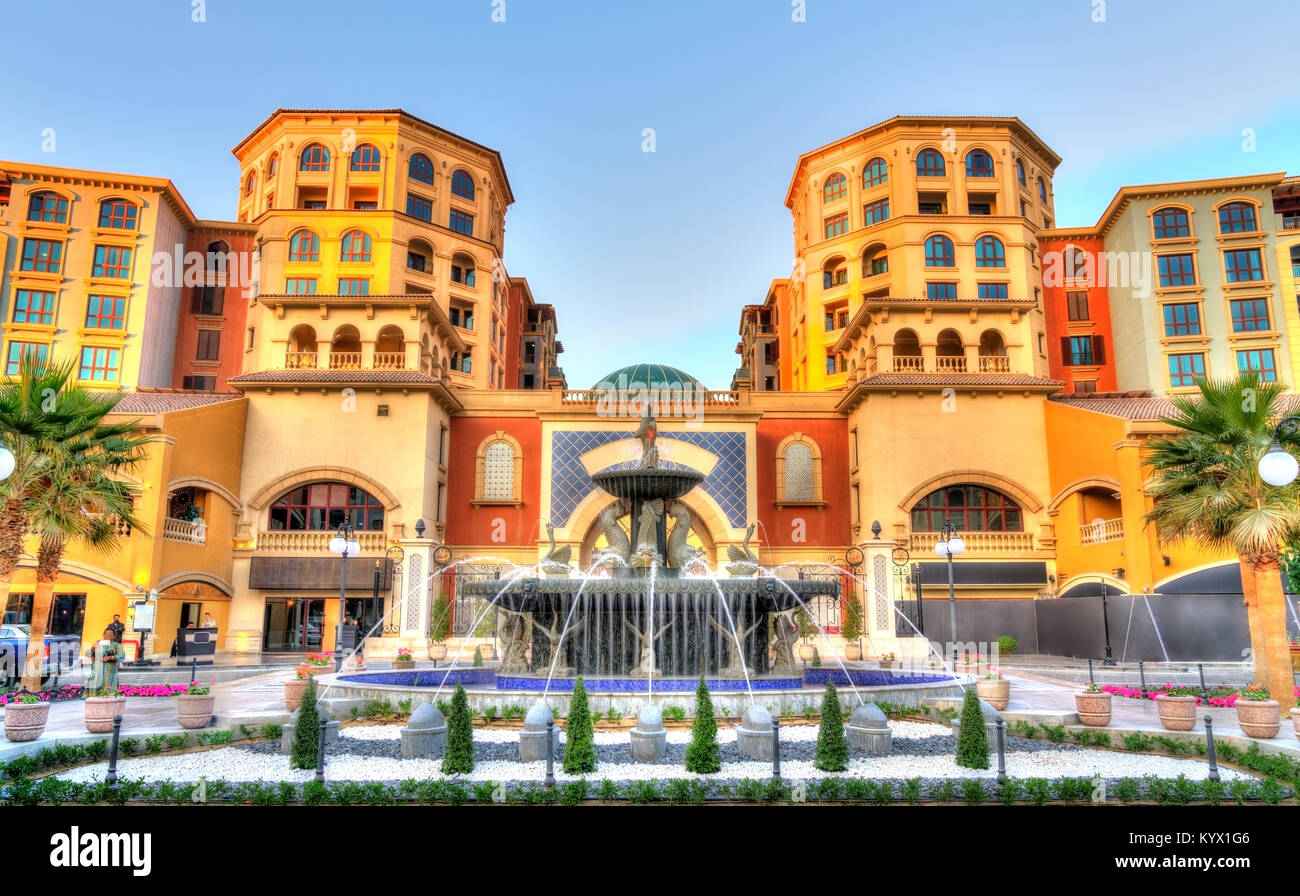Fontaine à eau sur le Pearl, une île artificielle à Doha, Qatar Banque D'Images