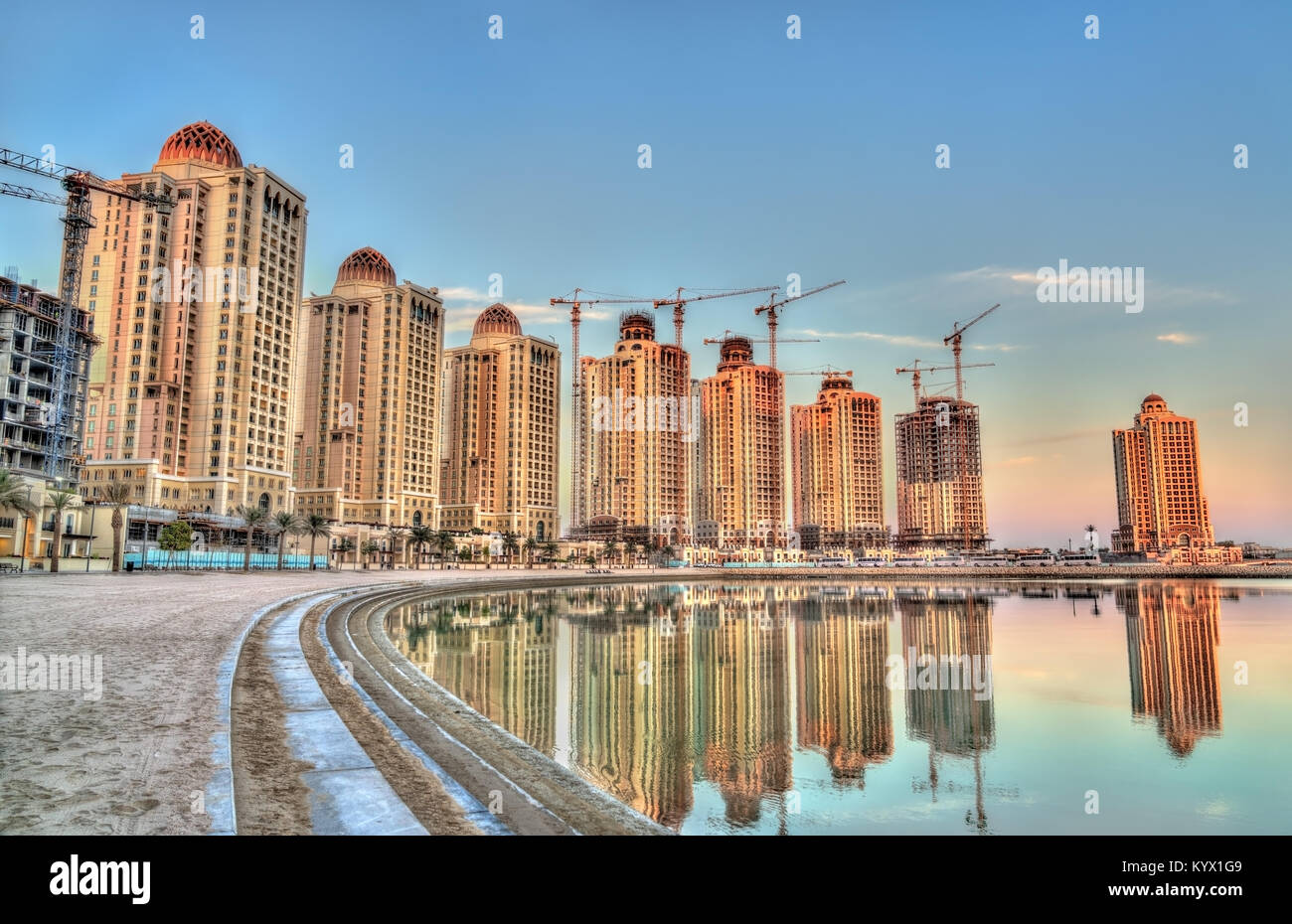 Les bâtiments résidentiels sur le Pearl, une île artificielle à Doha, Qatar Banque D'Images