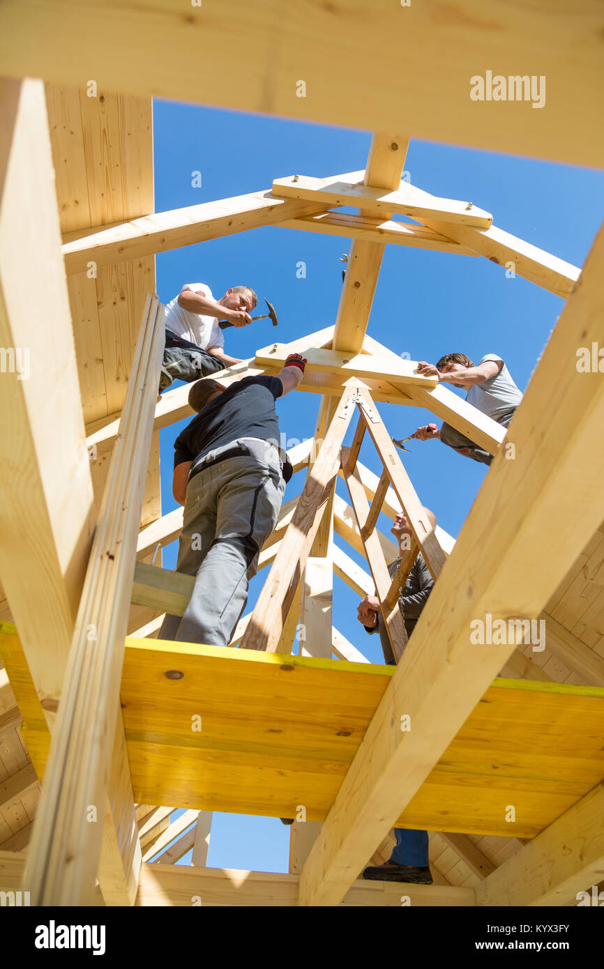 Les constructeurs à travailler avec toiture en bois de construction. Banque D'Images