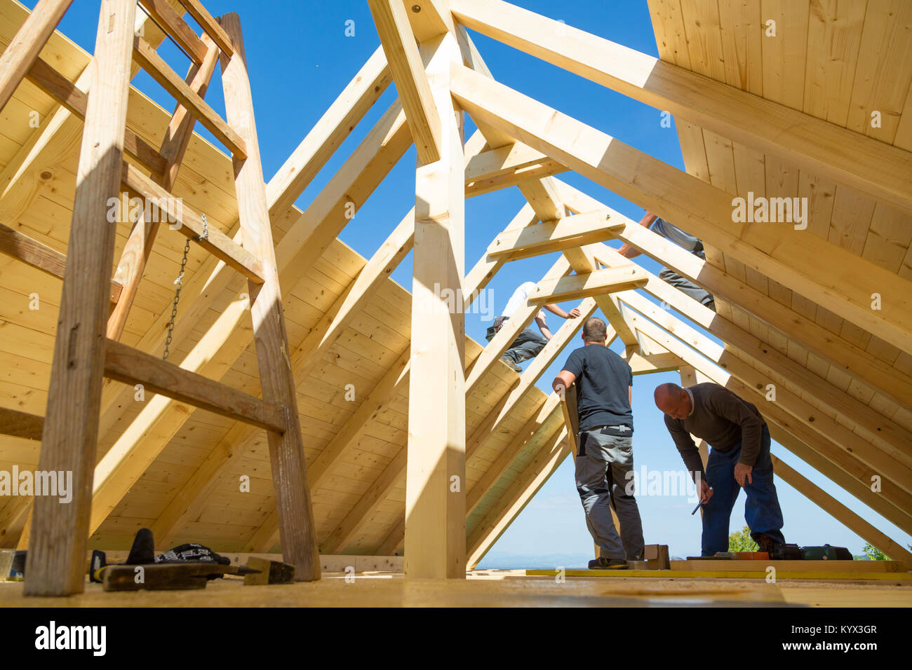 Les constructeurs à travailler avec toiture en bois de construction. Banque D'Images