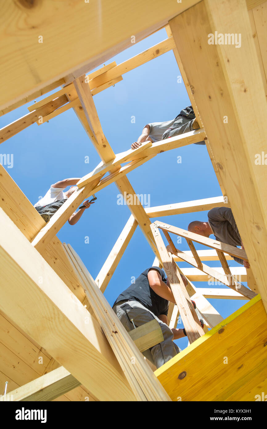 Les constructeurs à travailler avec toiture en bois de construction. Banque D'Images