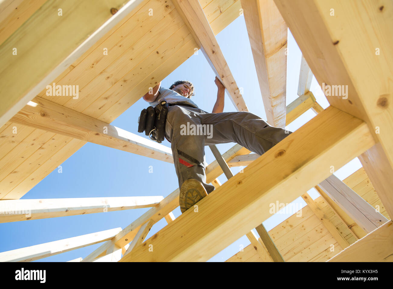 Les constructeurs à travailler avec toiture en bois de construction. Banque D'Images