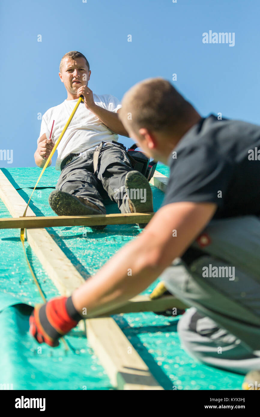 Les constructeurs à travailler avec toiture en bois de construction. Banque D'Images