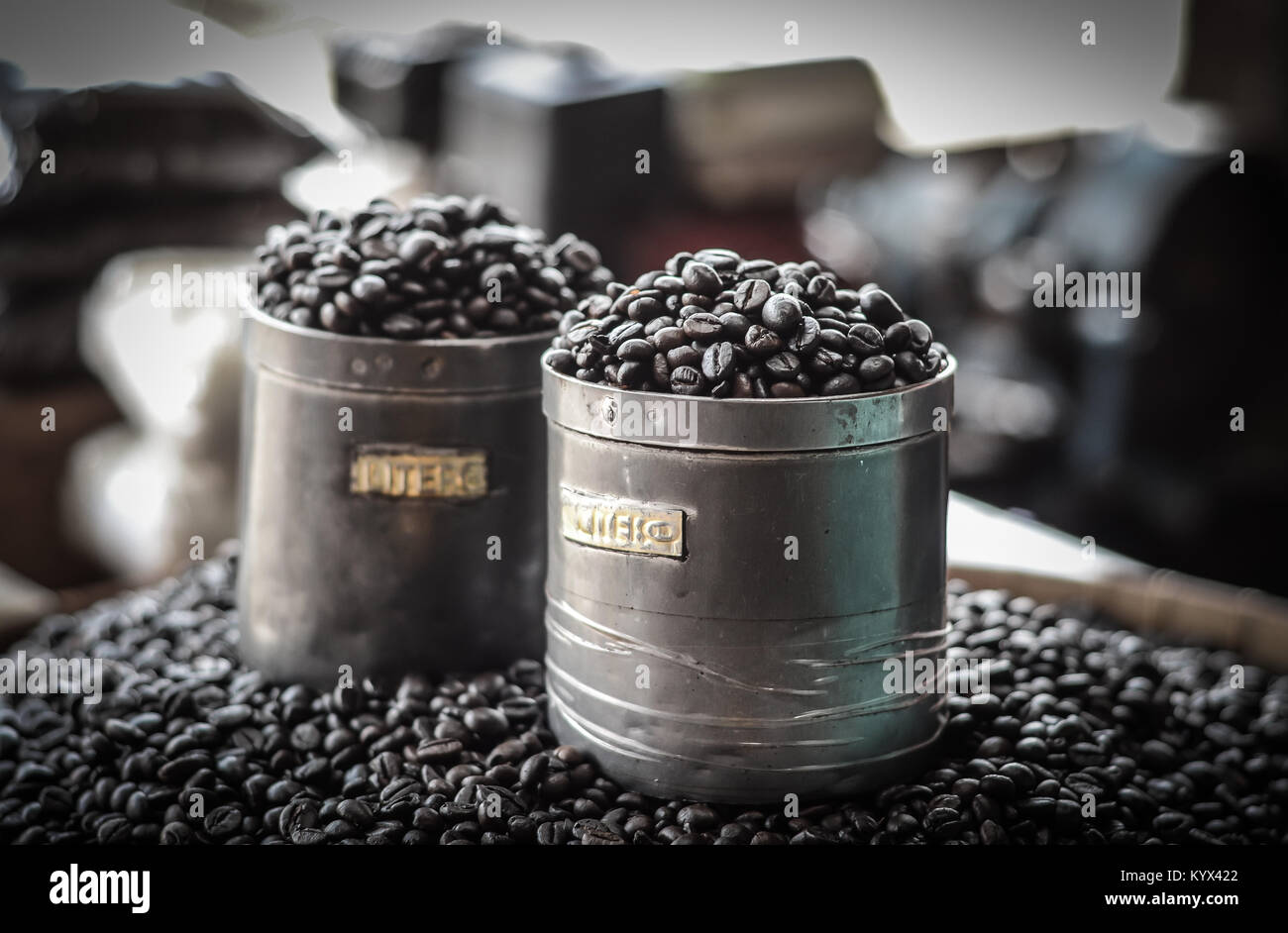 Grain de café torréfié à Bolu, marché de Rantepao - Toraja du Nord. Banque D'Images