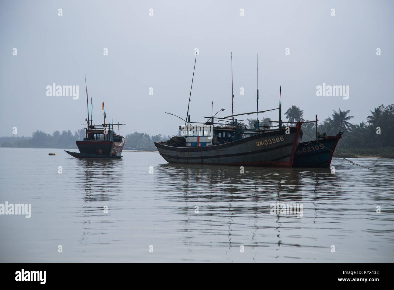 Bateau sur la rivière Thu Bon - Rivière Thu Bon commence à une altitude de 2 500 mètres dans les montagnes de Ngoc Linh. La rivière Thu Bon a toujours joué un importa Banque D'Images