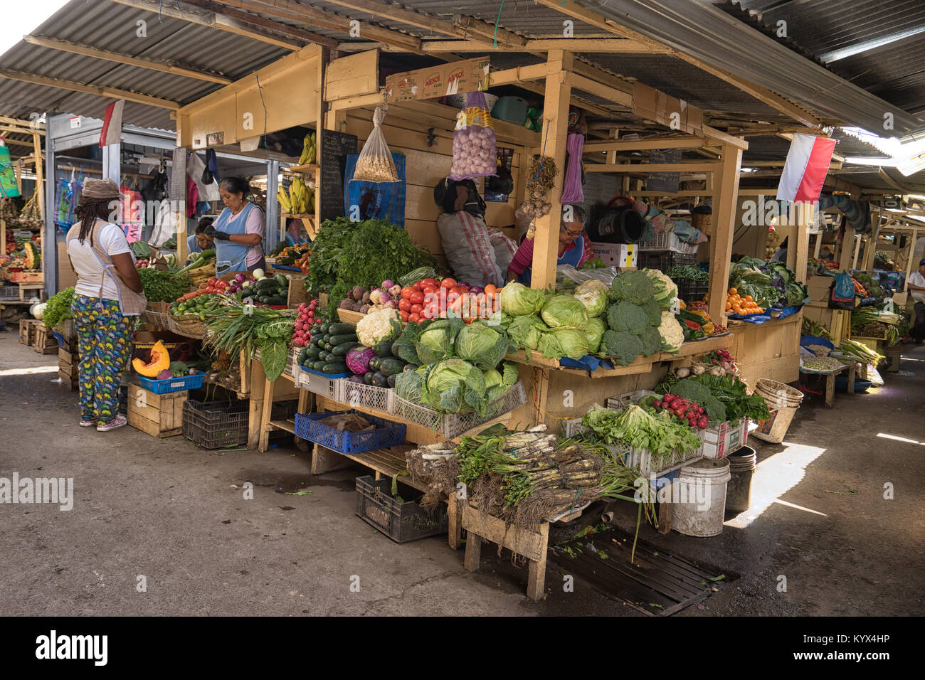 Ibarra, Ecuador-January 5, 2018 : le fournisseur est à l'Amazonas marché de produits frais du centre de la ville Banque D'Images