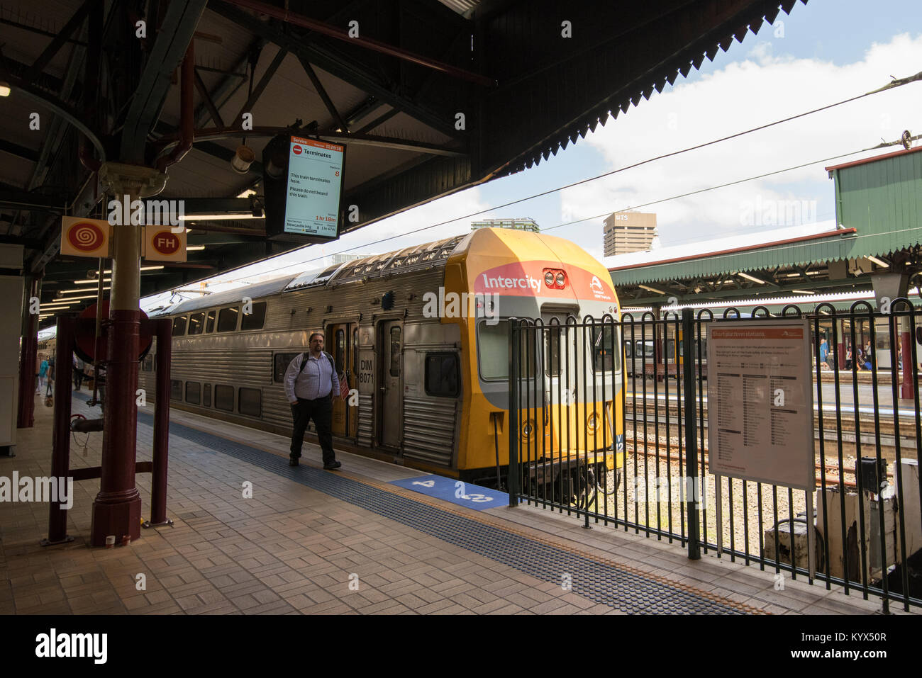 Train à la plate-forme, la gare centrale, à Sydney, Australie Banque D'Images