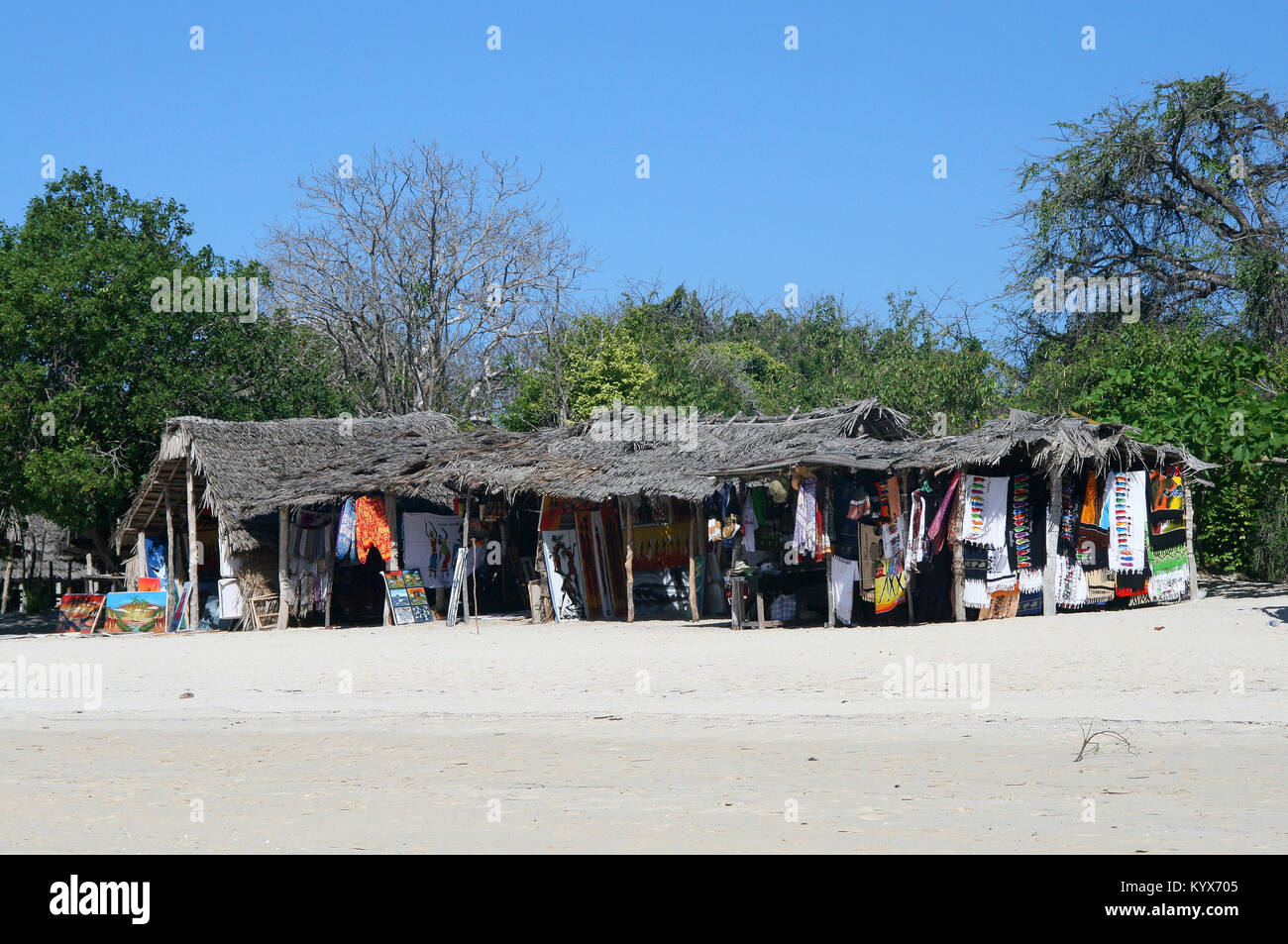 Tapisserie tissu et Stalles du vendeur sur plage, Zanzibar, Tanzanie. Banque D'Images