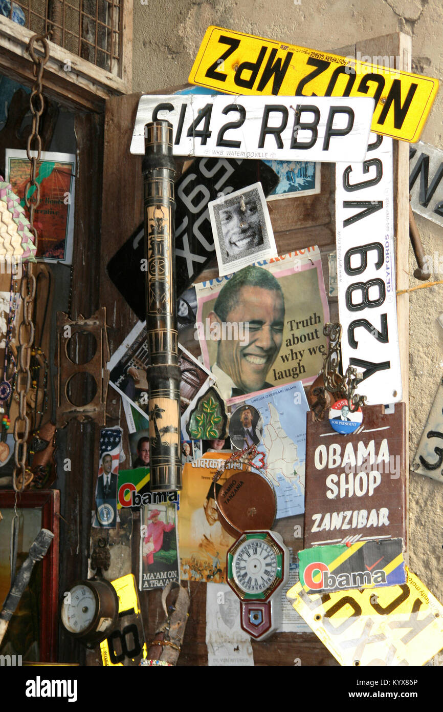 Les plaques d'immatriculation sur le mur à l'entrée de la boutique Obama, Stone Town, Zanzibar, Tanzanie. Banque D'Images
