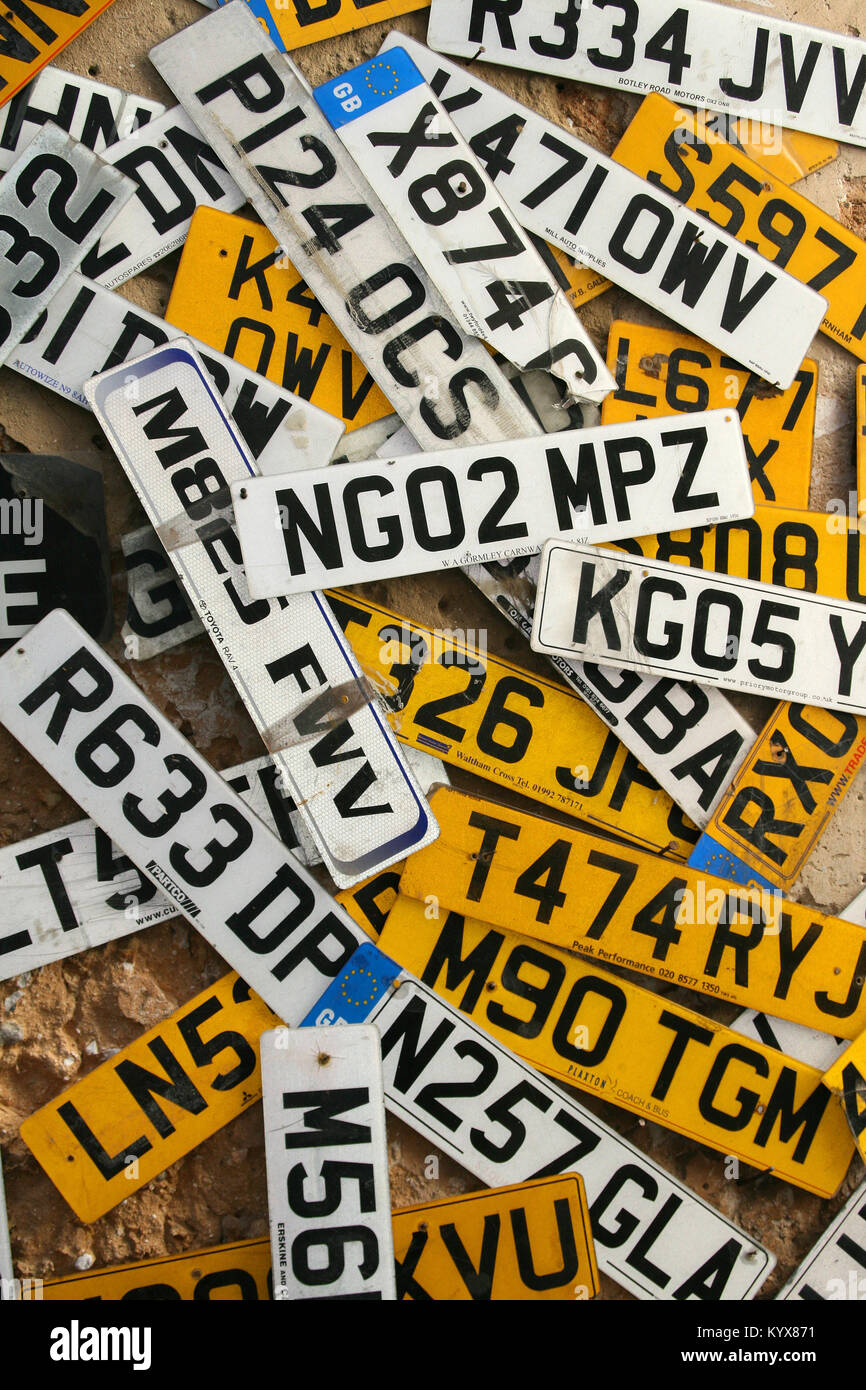 Des plaques minéralogiques sur mur dans la boutique Obama, Stone Town, Zanzibar, Tanzanie. Banque D'Images