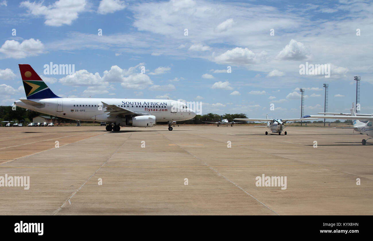 South African Airways, SAA, l'A319 Airbus avion de ligne à fuselage étroit et d'avions légers au Harry Nkumbula Mwanga, l'Aéroport International de Livingstone Banque D'Images