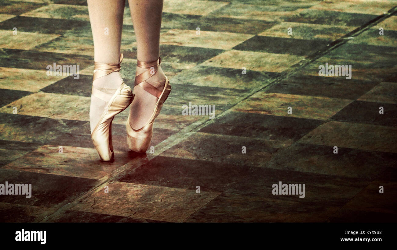 Jambes et Pieds de danseur classique au cours de sa performance de rue. Banque D'Images