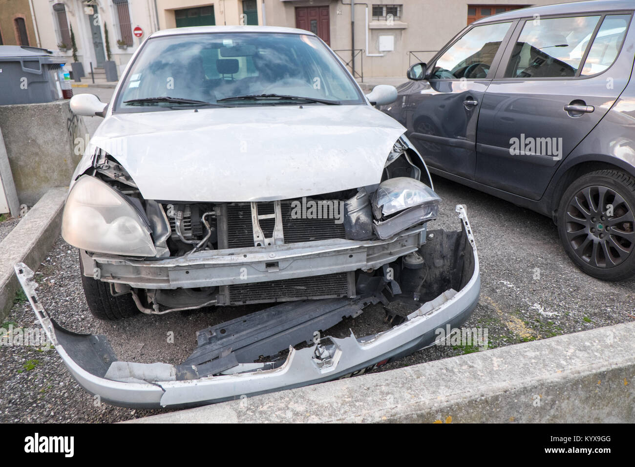 Location,avec,BOUCLIER,dent,enlevé,accident,abandonné,collision, véhicule,en,Center,de,Carcassonne,Aude,France,Europe, Banque D'Images