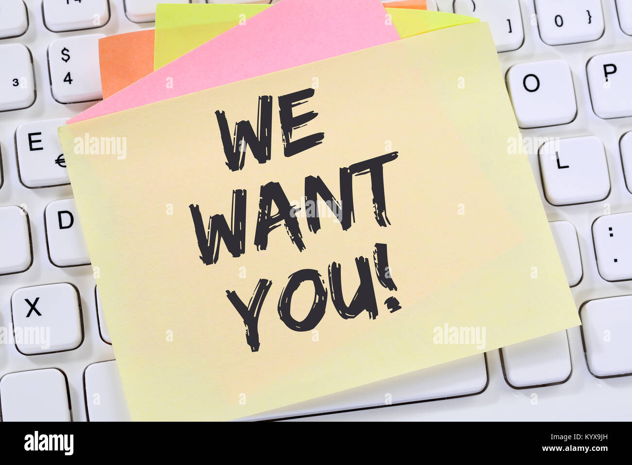 Nous voulons que vous de l'emploi, d'employés de l'entreprise carrière recrutement concept note papier clavier de l'ordinateur Banque D'Images