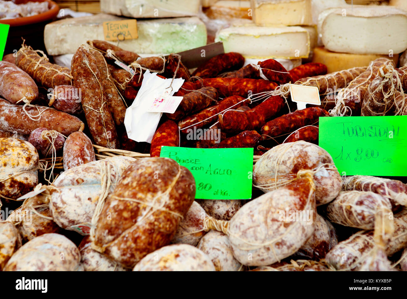 Guérie et saucisses fumées pour la vente au marché provençal. Banque D'Images