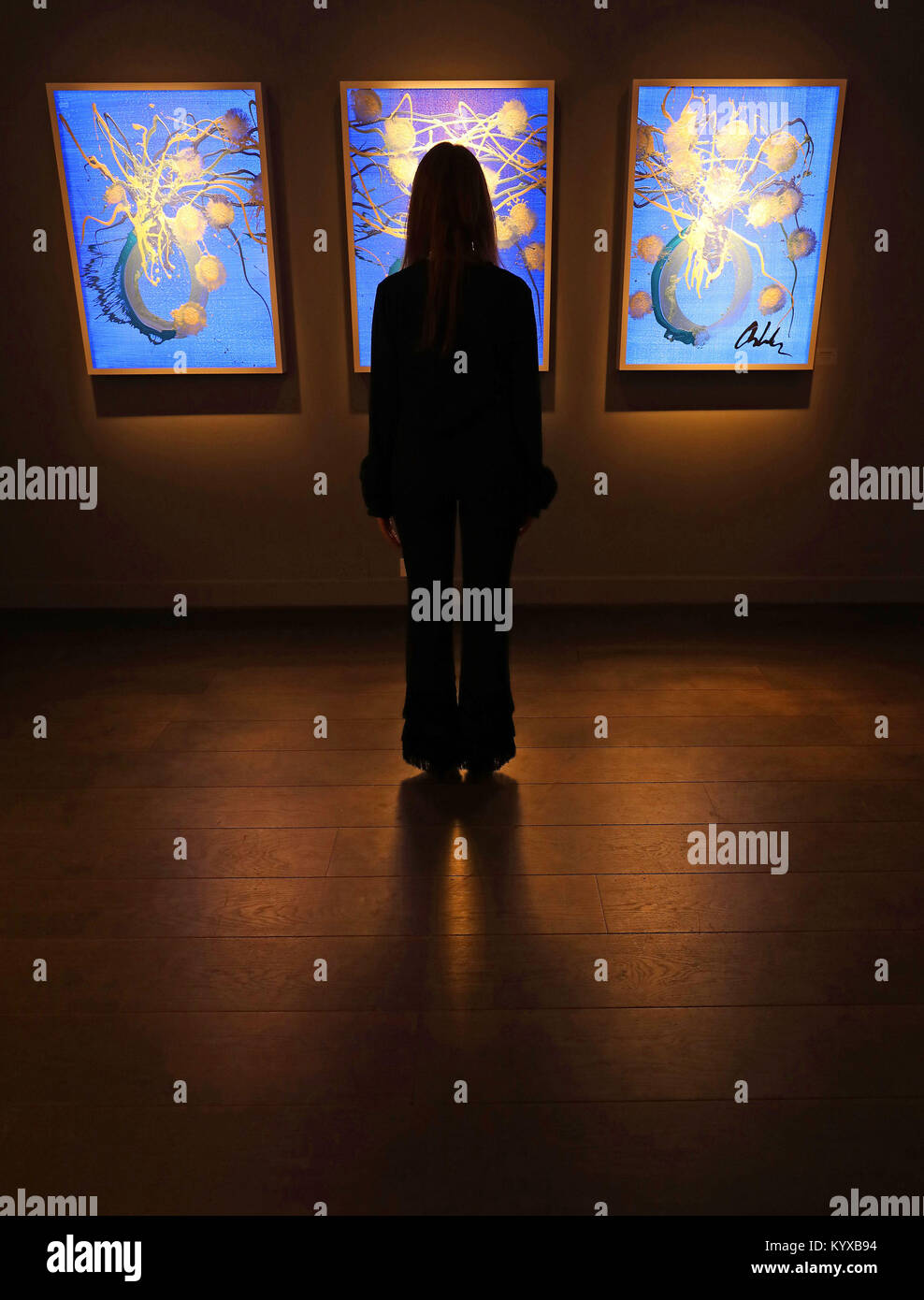 À l'embargo le mercredi 17 janvier 2200 un visiteur regarde le dessin léger Ikebana Triptyque, partie d'une nouvelle exposition par Dale Chihuly sur l'affichage à l'Halcyon Gallery de Londres. Banque D'Images