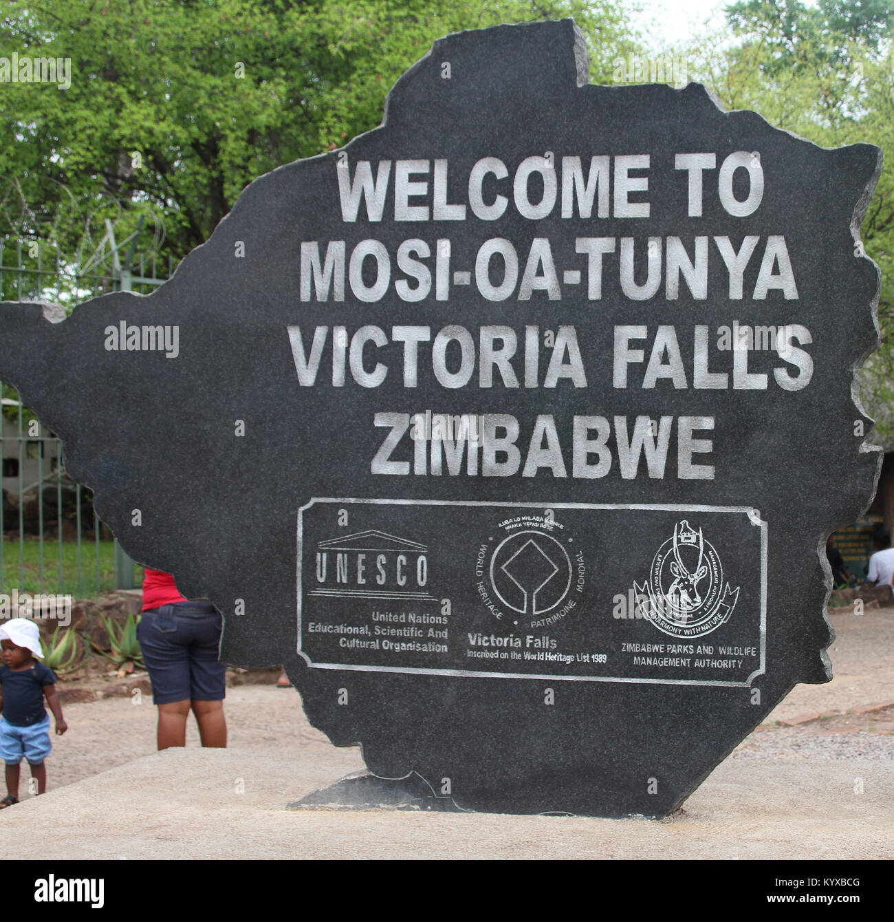Parc national de Mosi-oa-Tunya entrée bienvenue sign, Victoria Falls, Zimbabwe Banque D'Images
