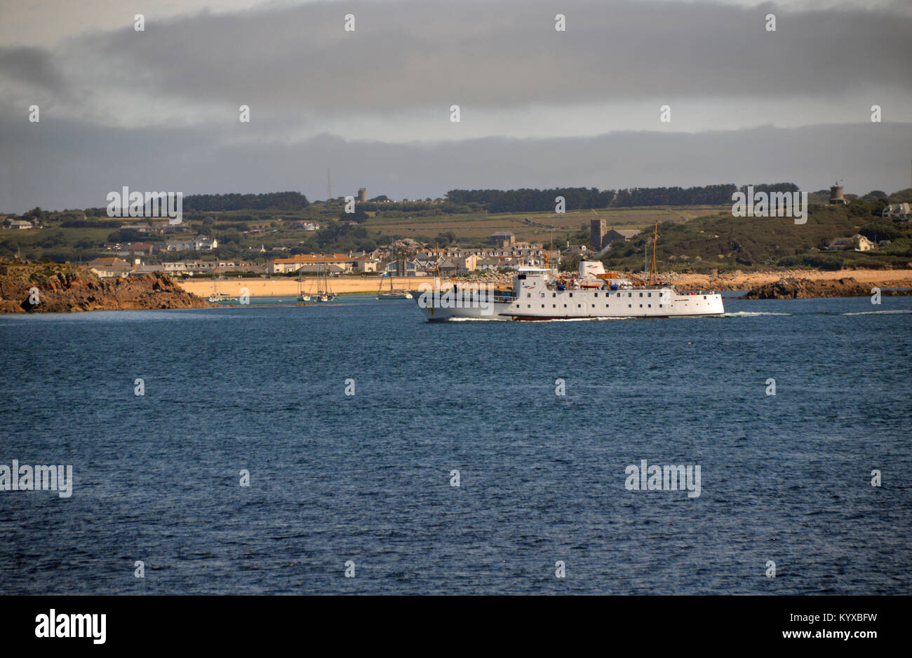 Le Scillonian III passant Porthcressa Beach, Hugh Town sur St Mary's de St Agnes Island, Îles Scilly, Angleterre, Cornouailles, Royaume-Uni. Banque D'Images