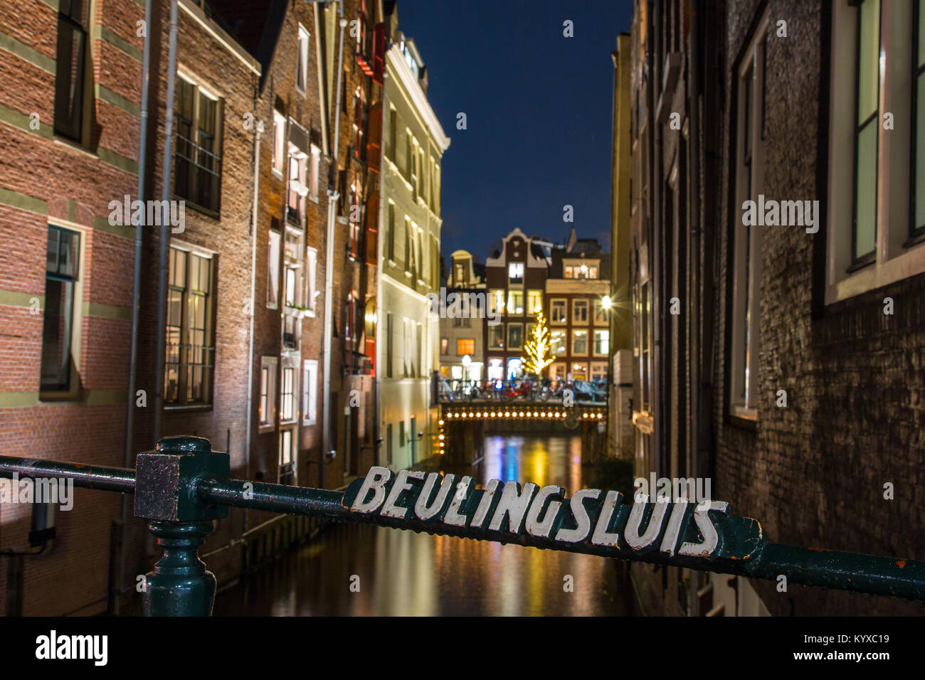 Maisons de la ville d'Amsterdam et le pont canal avec Beulingsluis. Banque D'Images