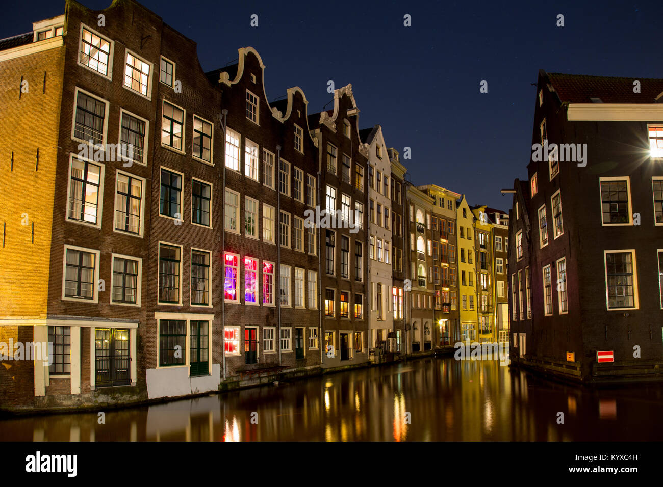 Du canal d'Amsterdam, et les maisons dans la nuit avec un reflet de lumière dans l'eau juste après le coucher du soleil Banque D'Images