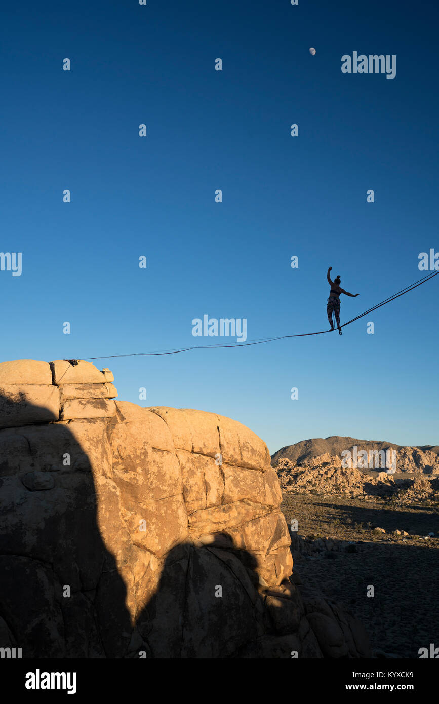Femme en danger Ranger Highline dans Joshua Tree National Park. Banque D'Images