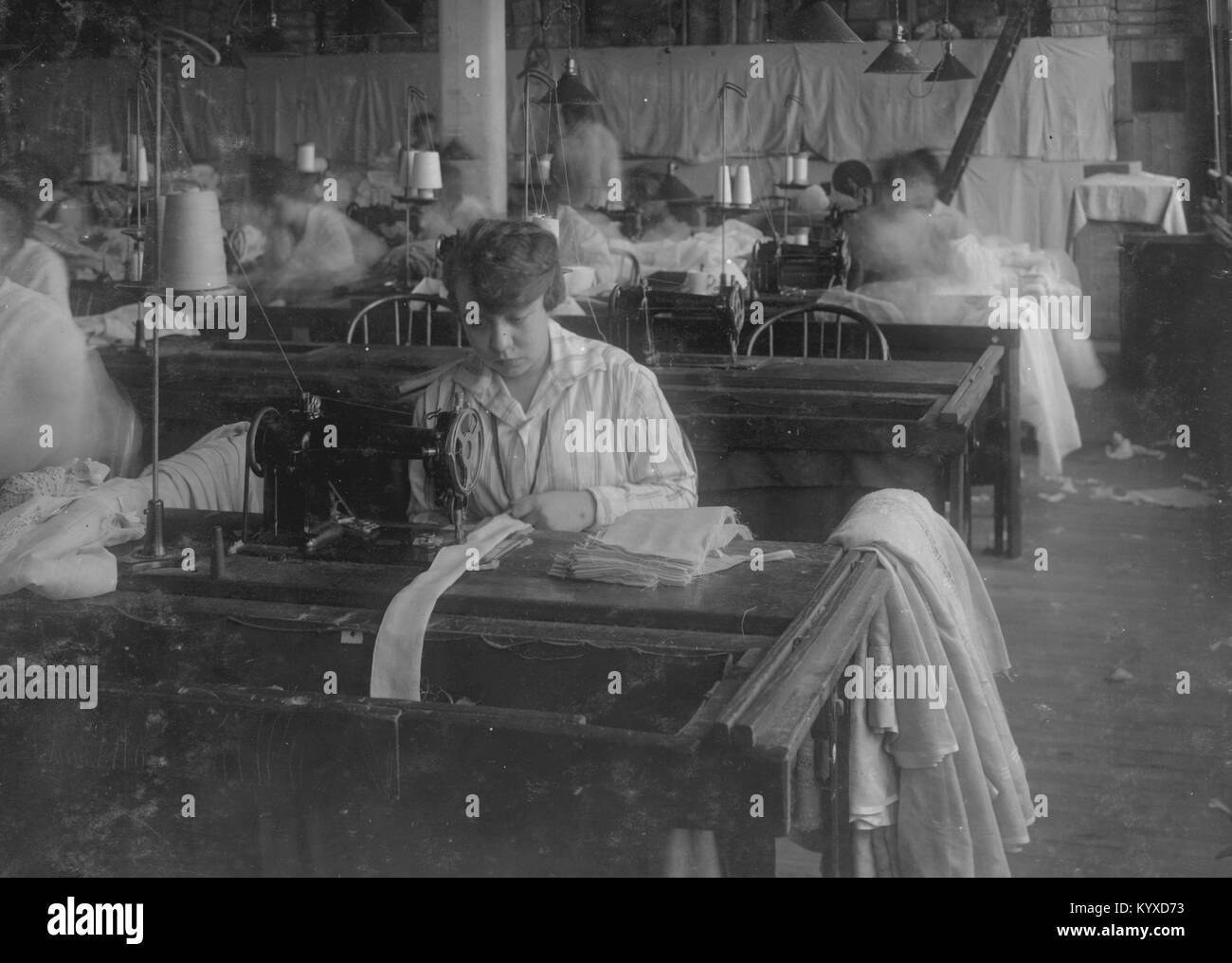 Bessie Blitch, 15 ans. Rideaux à coudre sur la machine à Boutwell, Fairclough & Gold, 274 Summer Street Extension. Banque D'Images