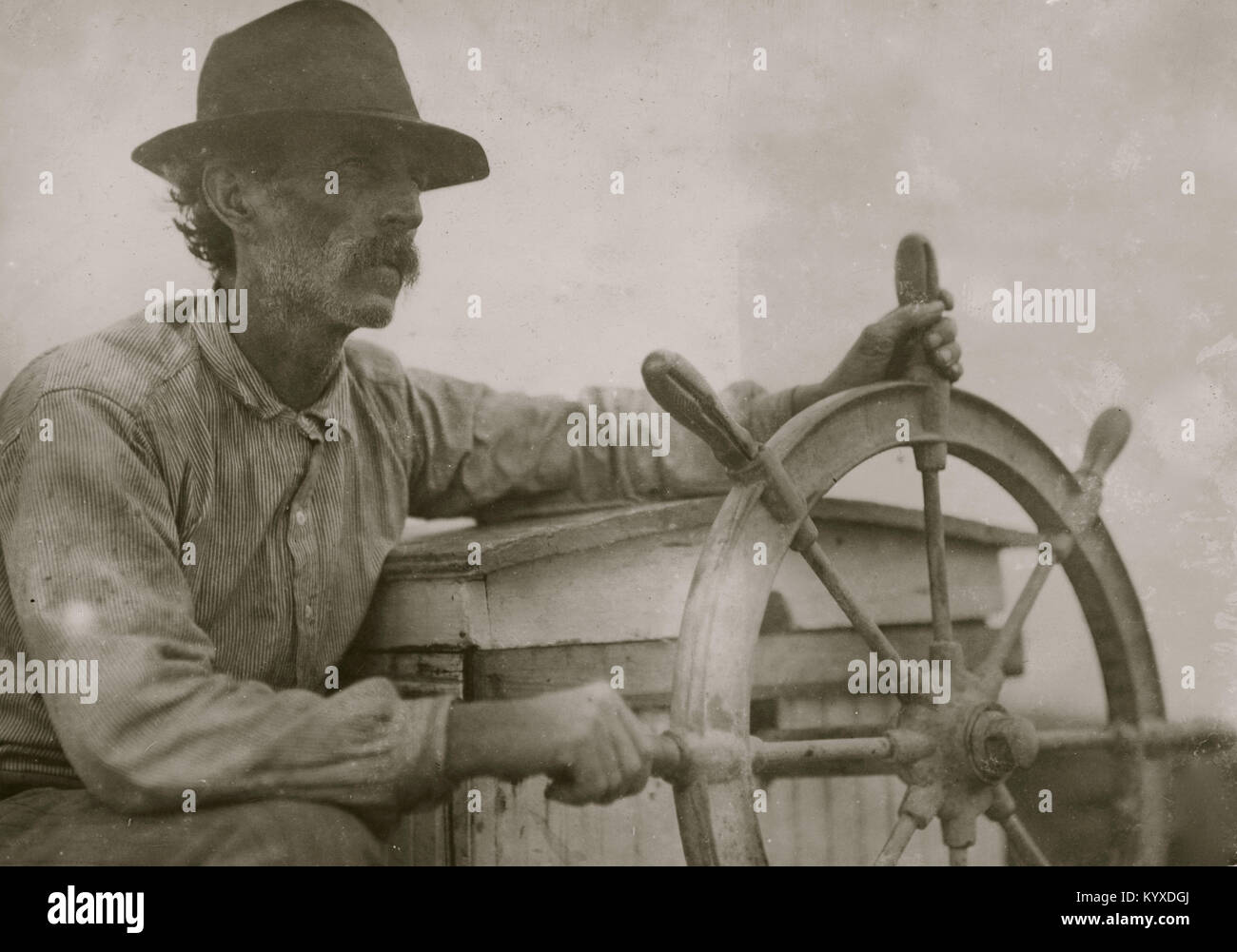 Le skipper sur la barge de l'huître, la baie de Mobile. Emplacement : Bayou La Batre, Alabama. Banque D'Images