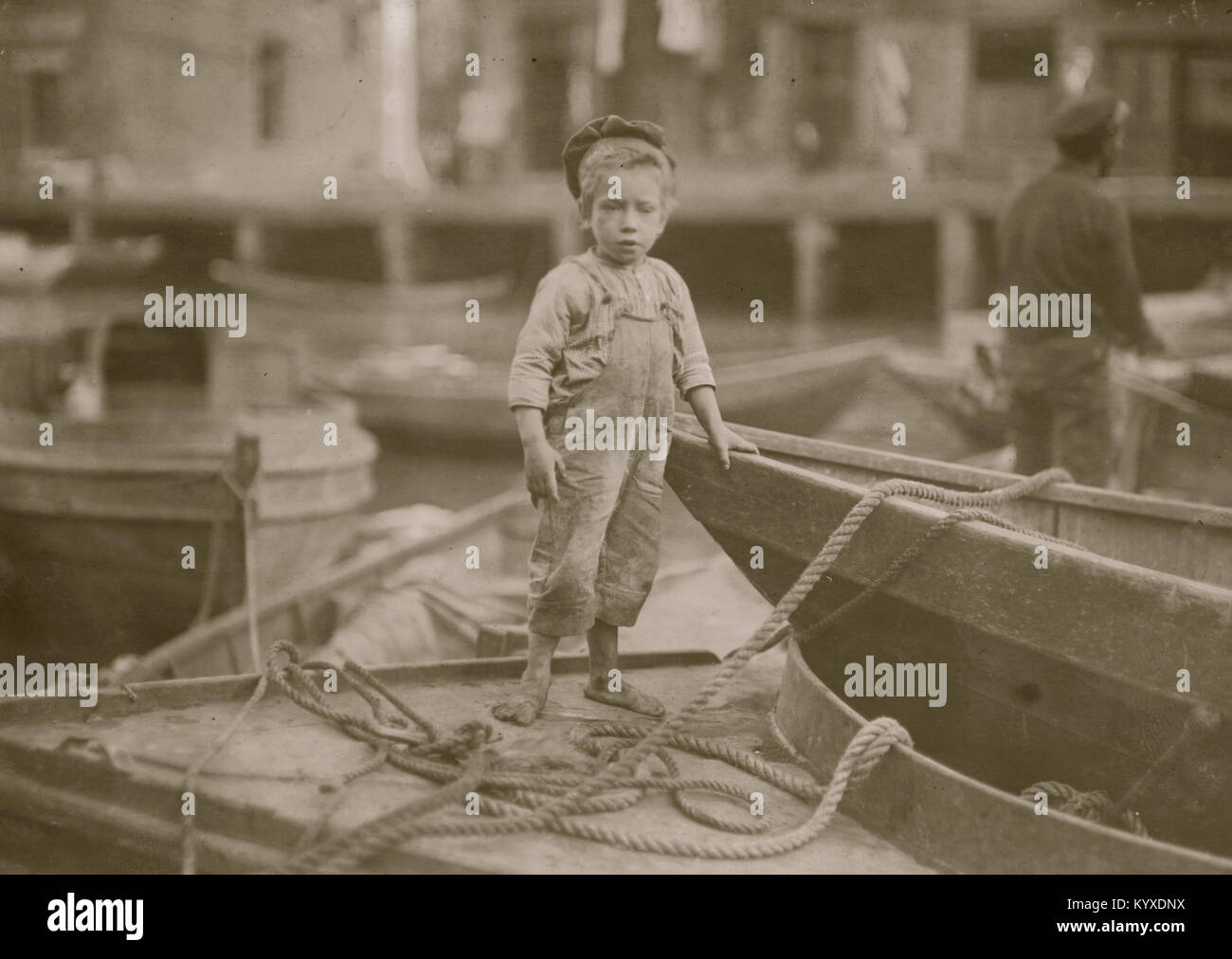 Truant traîner autour de bateaux dans le port pendant les heures d'école. Banque D'Images