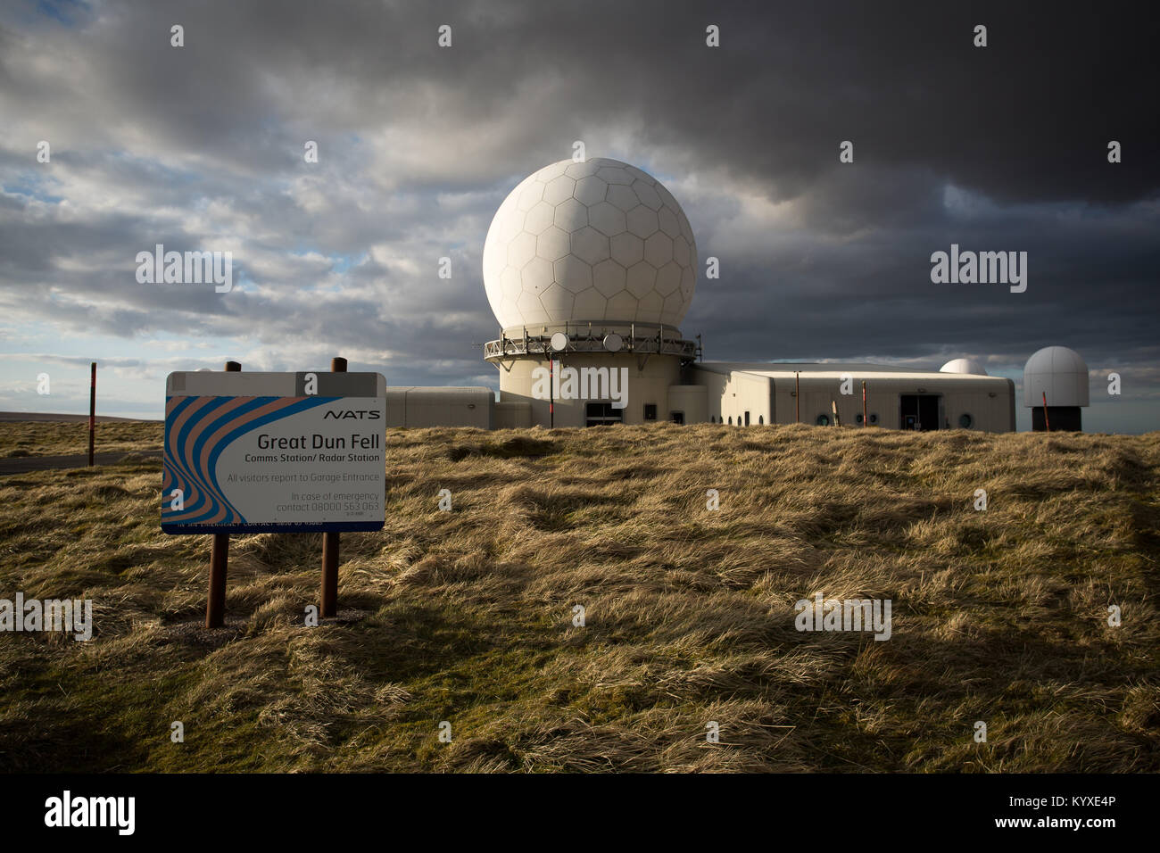 Nuages de tempête de recueillir au cours de la National Air Traffic Services Centre de Contrôle Radar à grande Dun Fell, Cumbria Banque D'Images