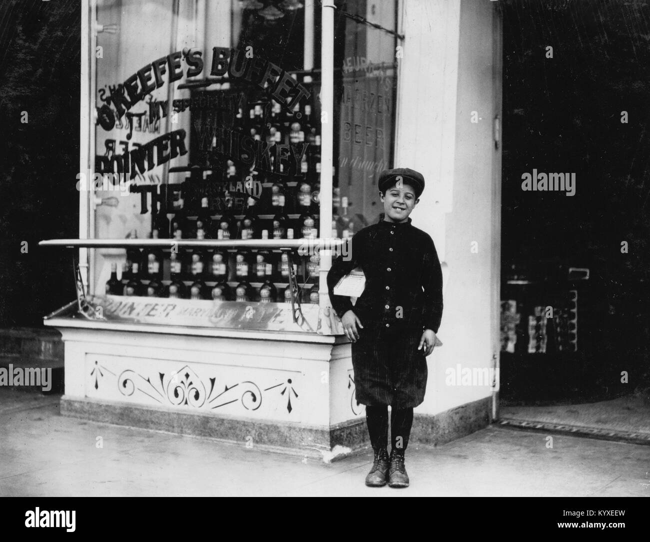 Joseph Bernstein, 10 ans d'un crieur qui avait été vendu dans les saloons le long de la manière. Banque D'Images