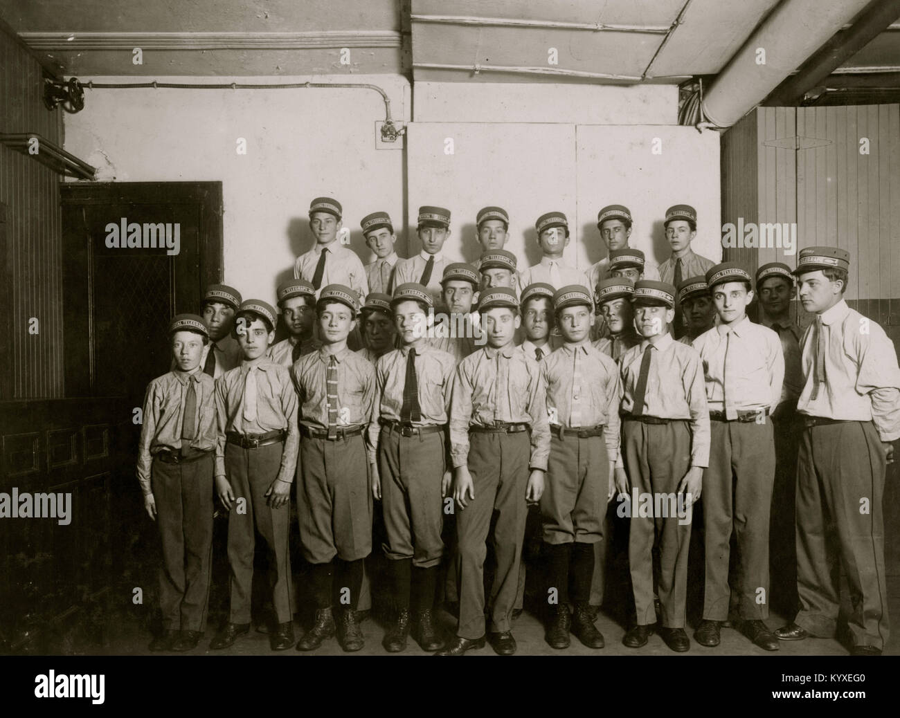 Un groupe typique de messagers postaux au bureau principal du Telegraph Company, 253 Broadway. Banque D'Images