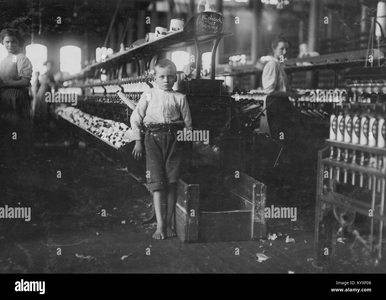 Leo, 48 pouces de haut, l'âge de 8 ans. Ramasse des fuseaux à Elk Mills de coton. Banque D'Images