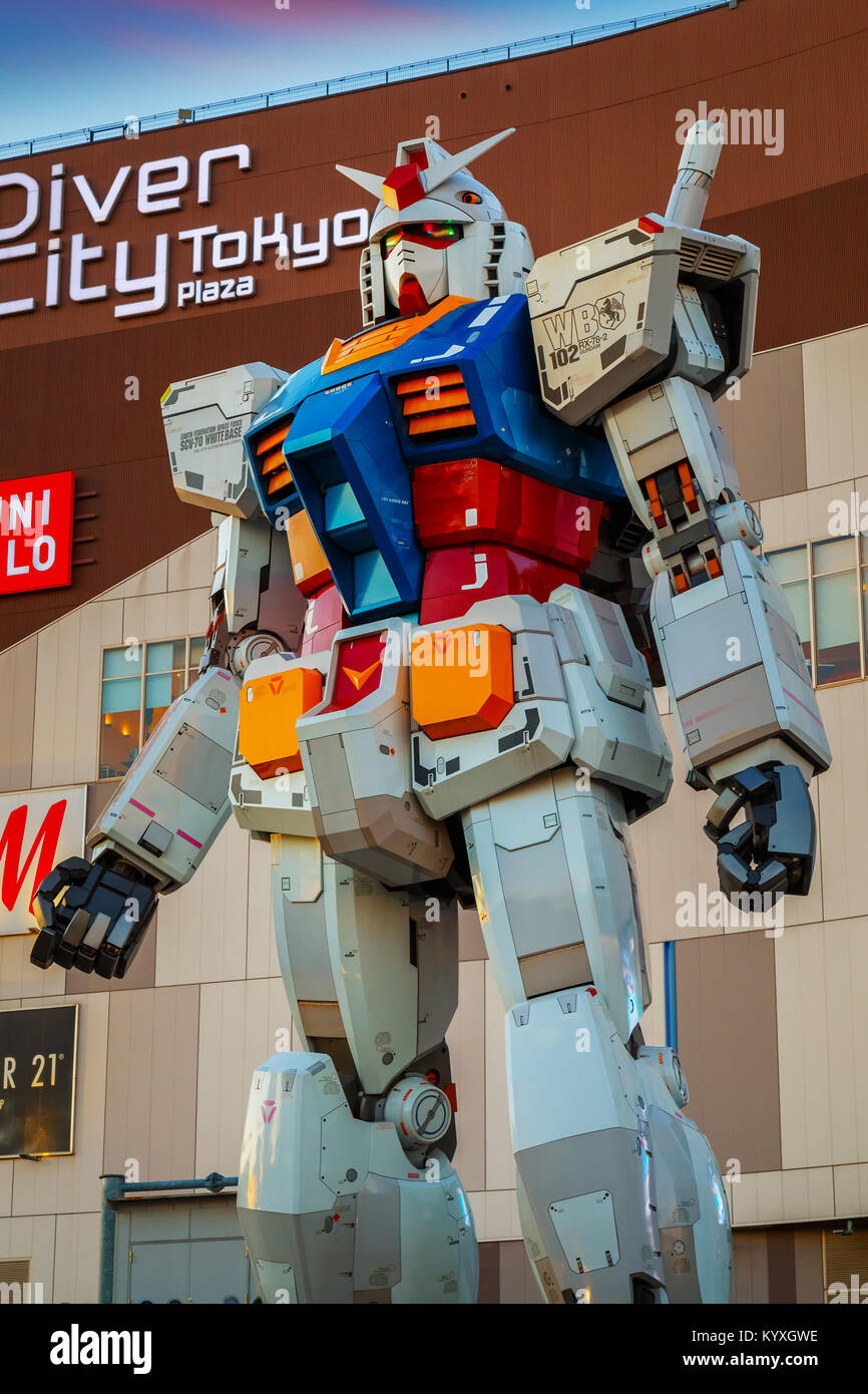 TOKYO, JAPON - 27 NOVEMBRE 2015 : Full-size Mobile Suit Gundam RG 1/1 RX-78-2 Ver. GFT à l'entrée principale de Diver City Plaza Tokyo - un centre commercial Banque D'Images