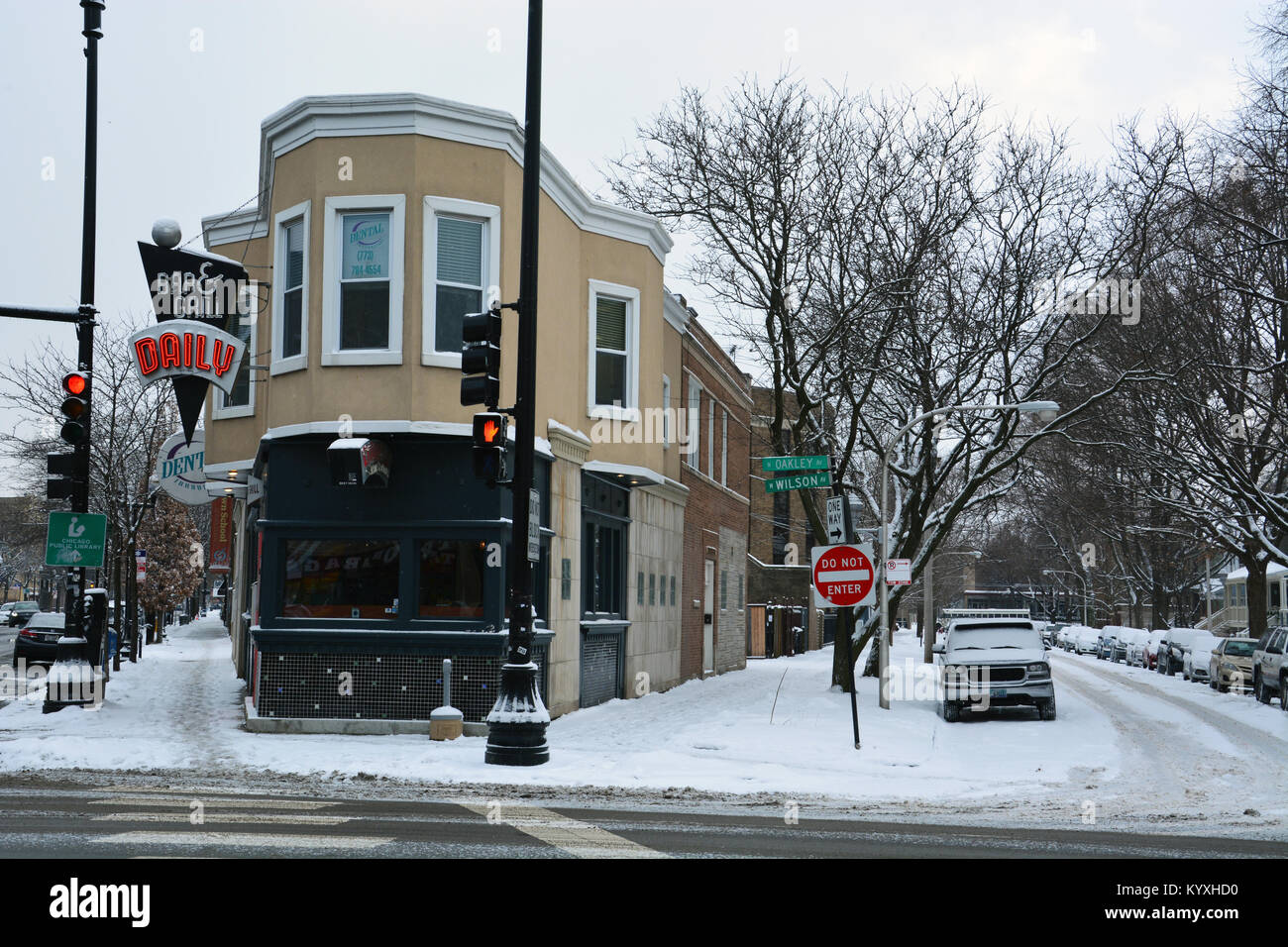 Une nouvelle couche de neige recouvre les trottoirs et l'avenue d'Oakley en face du Quotidien Bar and Grill à Chicago's Lincoln Square. Banque D'Images