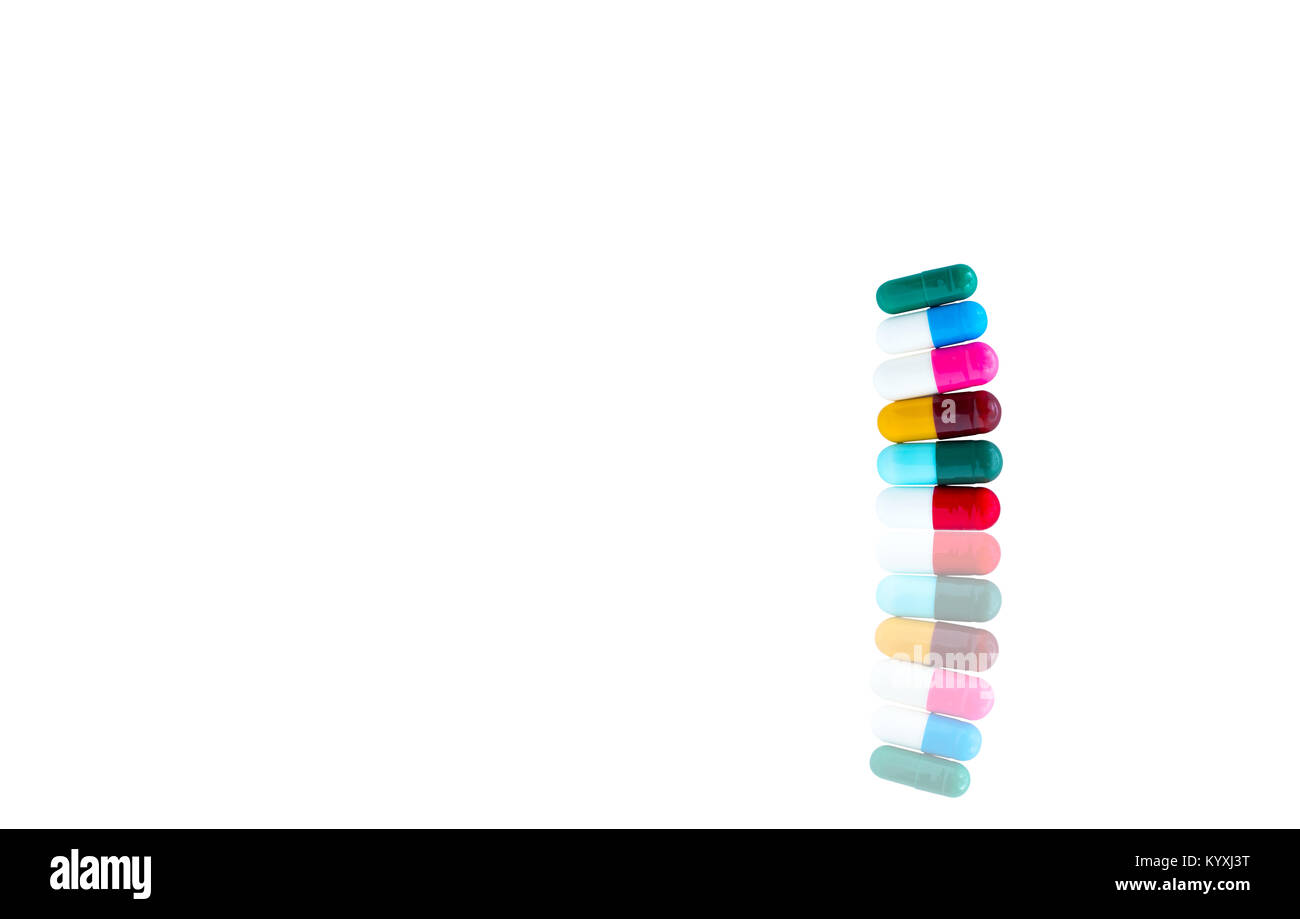 Capsules antibiotiques pilules consécutives sur fond blanc avec des ombres et copiez l'espace. Concept de la résistance aux médicaments. L'usage de drogues avec des antibiotiques et raisonnable Banque D'Images