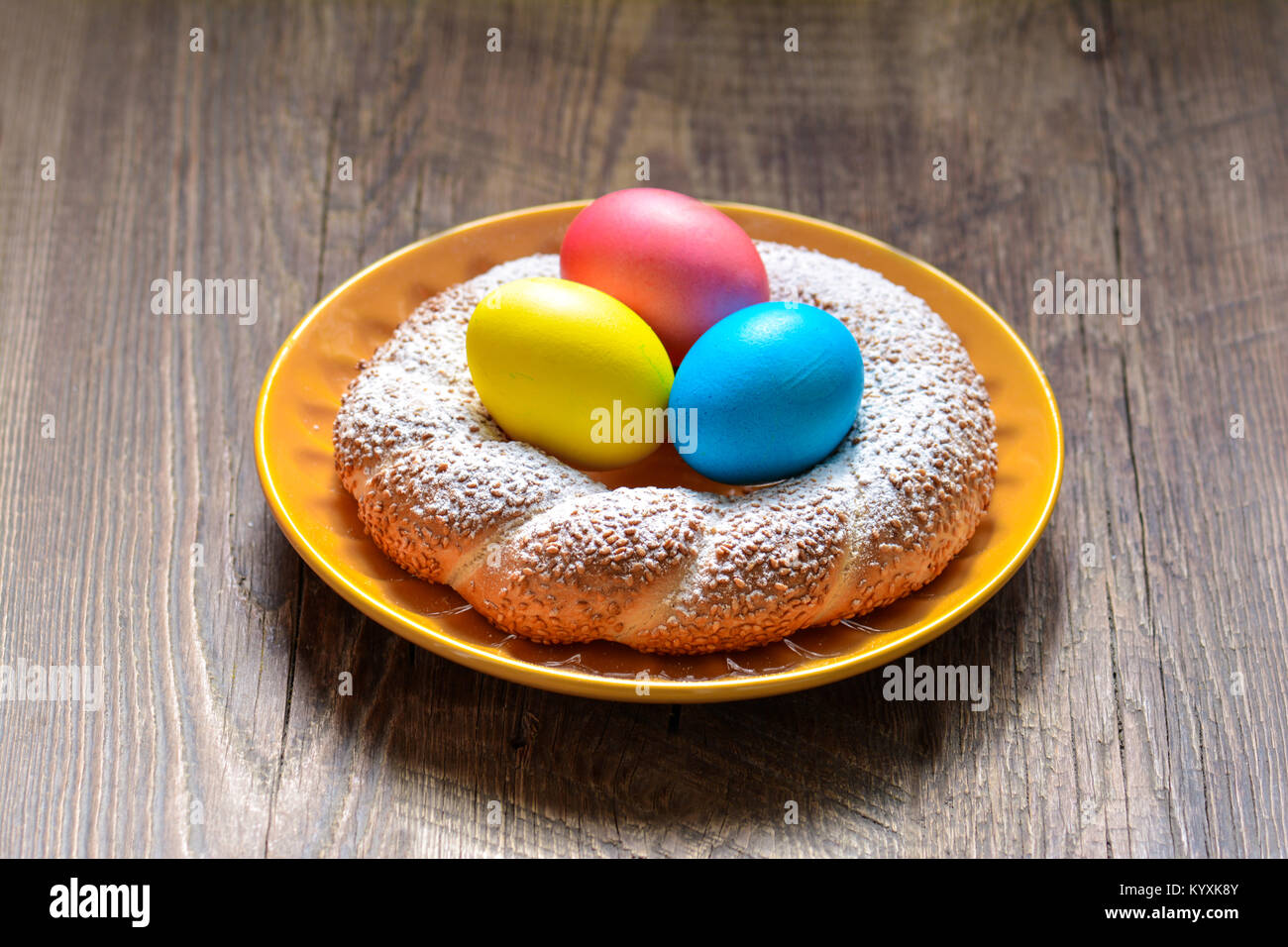 Les oeufs de pâques fête colorée et pâques cuisson douce Banque D'Images